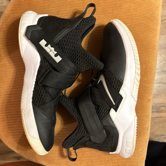 Nike LeBron Solider 12 - Picture 3 of 4